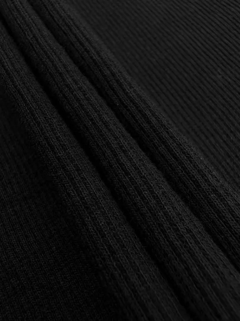P160SaintLaurent logo embroidered vest Customized Dream Yayun ribbed cotton Delicate texture Comfortable and close to the skin Interpretation of elegance with pure black color The iconic YSL logo embroidery is vivid on the clothing Low-key but eye-catching Highlighting the unique identity and charm Highlighting the shoulder lines Feeling the confidence from the inside out Process 1: Using imported machine embroidery technology Using advanced computer control systems and sophisticated mechanical components to achieve YSL logo embroidery operations with high precision and smooth and delicate lines Process 2: The fabrics have been washed and have a better hand feel. Not easy to deform, not easy to shrink, not easy to fade, and maintain long-term beauty. Accessories: Customized 1:1 YSL trademark Size: XS S M L